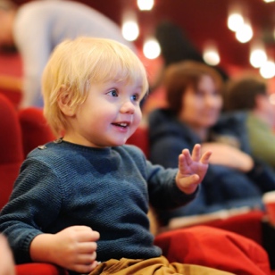 Spinne spielt Klavier - Stadttheater Ingolstadt